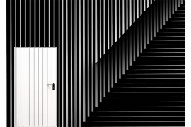 fot. Ahmad Kaddourah, "White Door", 2. miejsce w kat. Fine Art (sekcja amatorska) / Moscow International Foto Awards 2021