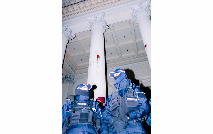 Zdjęcie: Alicja Lesiak. Policjanci pilnujący kościoła i Straży Narodowej na pl. Trzech Krzyży