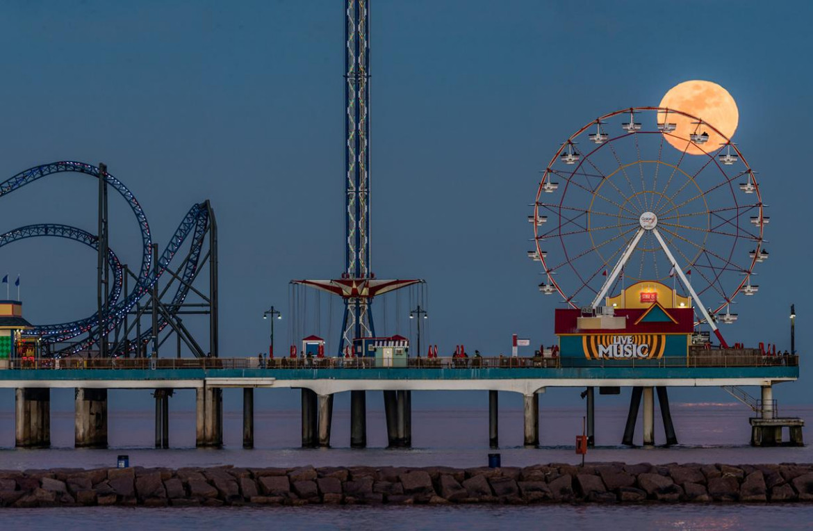 fot. Sergio Garcia, "Moonrise at the Pier"
