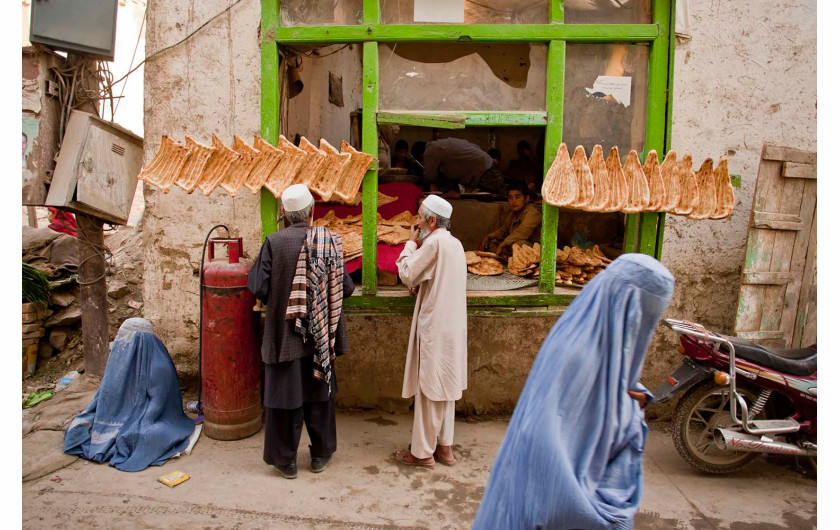 fot. Moe Zoyari | Afgańczycy kupujący pieczywo w Kabulu.