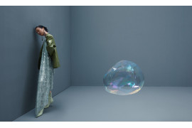 fot. Zejian Li, "The Colorful Fragile Bubbles", 1. miejsce w kat. Fashion / Siena Creative Photo Awards 2021
