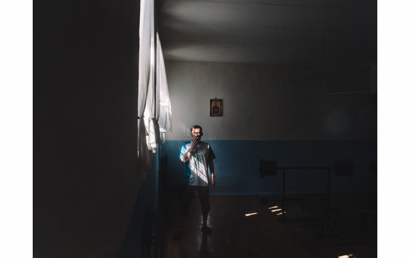 fot. Ramin Mazur, z cyklu The Proces dokumentującego produkcję przedstawienia Hamlet w jednym z mołdawskich więzień.


Mołdawia może pochwalić się największym współczynnikiem osób osadzonych w więzieniach w całej Europie (względem liczebności całej populacji). Aby zwrócić uwagę na kwestie związane z tamtejszym systemem więziennictwa centrum sztuki Colliseum przez pół roku przygotowywało wspólnie z więźniami przedstawienie w najmocniej strzeżonym więzieniu w kraju.