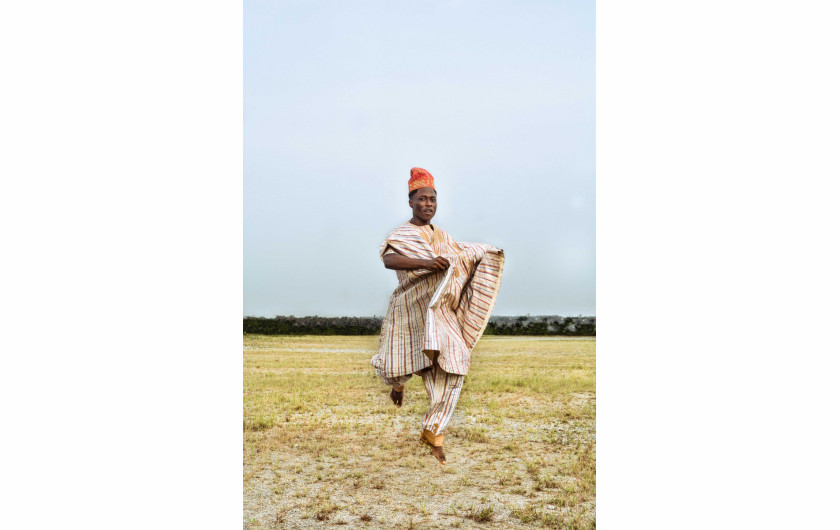fot. Adeolu Osibodu, z cyklu Losing Amos, główna nagroda w kategorii The Portraitist.

Gdy w 2014 roku umarł dziadek fotografa, Osibodu zrozumiał jak ulotny jego obraz posiadał w swoje świadomości. Postanowił wykonać serię autoportretów w tradycyjnych strojach, które należały do jego dziadka.