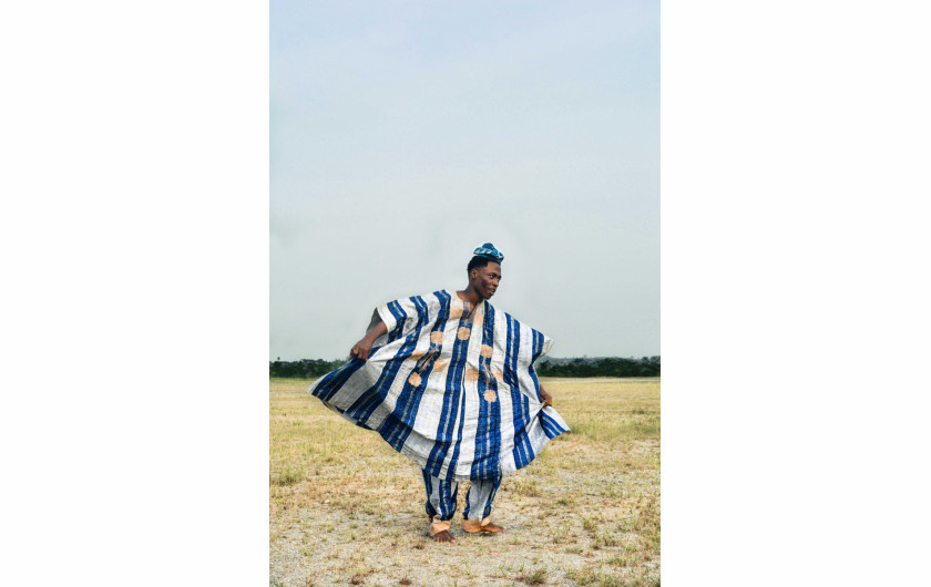 fot. Adeolu Osibodu, z cyklu Losing Amos, główna nagroda w kategorii The Portraitist.

Gdy w 2014 roku umarł dziadek fotografa, Osibodu zrozumiał jak ulotny jego obraz posiadał w swoje świadomości. Postanowił wykonać serię autoportretów w tradycyjnych strojach, które należały do jego dziadka.