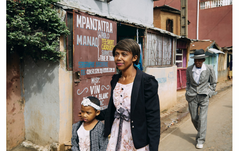 fot. LeeAnn Olwage, GEO, najlepszy reportaż z regionu Afryki / World Press Photo 2024Na Madagaskarze brak świadomości na temat demencji oznacza, że osoby wykazujące jej objawy są często stygmatyzowane. Cierpiący od lat na demencję Paul Rakotozandriny, Dada Paul (91), jest pod opieką swojej córki Fary Rafaraniriany (41). Ich historia ilustruje malgaską zasadę valim-babena - obowiązek pomocy rodzicom. Dzięki godnemu, intymnemu podejściu, projekt ten przedstawia inne spojrzenie na to schorzenie, a jednocześnie kwestionuje stereotyp Afryki, jako kraju skoncentrowanego na konfliktach.