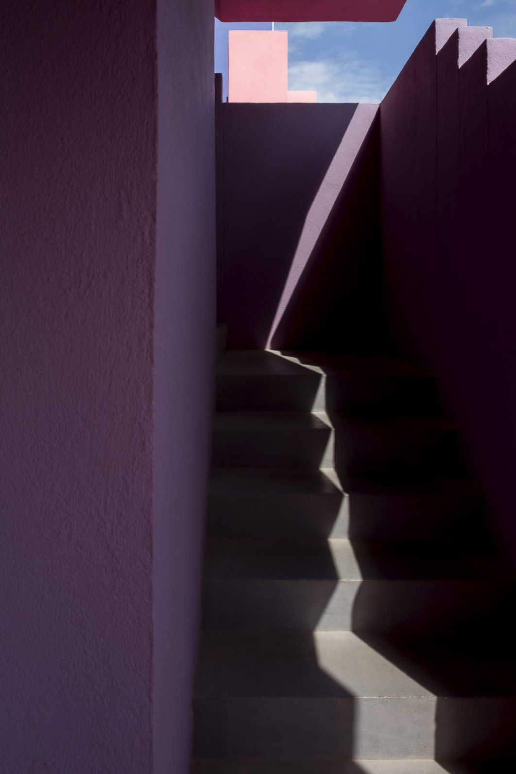 Fot. Agata Budzisz, z serii "Vivid", 2. miejsce w amatorskiej kategorii Architecture / Fine Art Photography Awards 2026<br></br>„Vivid” to abstrakcyjne, pełne koloru wrażenie budynku — takiego, którego nie chciałam pokazywać w dosłowny sposób. Celowo pominęłam większość jego rozpoznawalnych cech, zapraszając Cię zamiast tego do onirycznego świata: intensywnego, tętniącego życiem i radośnie oderwanego od ograniczeń rzeczywistości. To miejsce, w którym główną rolę gra kolor, tworząc przestrzeń pozwalającą na chwilę uciec od bywa surowej codzienności.<br></br>Uważam, że często nie doceniamy psychologicznej siły koloru. Dla mnie kolor jest czymś więcej niż tylko bodźcem wizualnym - oddziałuje bezpośrednio na nasze emocje, myśli, a nawet wpływa na nasze zachowanie w sposób, którego nie zawsze jesteśmy świadomi. To doświadczenie głęboko osobiste, odbierane i odczuwane przez każdego z nas inaczej.