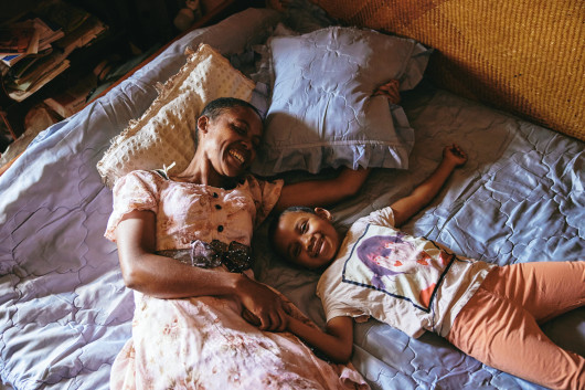 fot. LeeAnn Olwage, GEO, najlepszy reportaż z regionu Afryki / World Press Photo 2024Na Madagaskarze brak świadomości na temat demencji oznacza, że osoby wykazujące jej objawy są często stygmatyzowane. Cierpiący od lat na demencję Paul Rakotozandriny, Dada Paul (91), jest pod opieką swojej córki Fary Rafaraniriany (41). Ich historia ilustruje malgaską zasadę valim-babena - obowiązek pomocy rodzicom. Dzięki godnemu, intymnemu podejściu, projekt ten przedstawia inne spojrzenie na to schorzenie, a jednocześnie kwestionuje stereotyp Afryki, jako kraju skoncentrowanego na konfliktach.