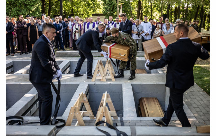 Fotk. Daniel Frymark, Dolina Śmierci – tak mieszkańcy Chojnic nazywają teren położony pod miastem. Podczas wojny wielu miejscowych, w tym niepełnosprawni pacjenci pobliskiego szpitala psychiatrycznego, zostało tu bestialsko zamordowanych. Po latach na Pola Igielskie przyjechali archeolodzy. 2. nagroda w kat. Current Events - Stories / Grand Press Photo 2025