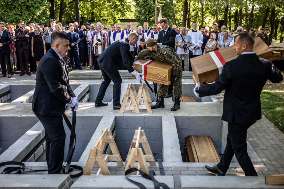 Fotk. Daniel Frymark, Dolina Śmierci – tak mieszkańcy Chojnic nazywają teren położony pod miastem. Podczas wojny wielu miejscowych, w tym niepełnosprawni pacjenci pobliskiego szpitala psychiatrycznego, zostało tu bestialsko zamordowanych. Po latach na Pola Igielskie przyjechali archeolodzy. <br></br><br></br>2. nagroda w kat. Current Events - Stories / Grand Press Photo 2025
