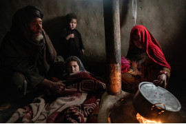 fot. Ebrahim Noroozi, "Afghanistan on the Edge" Associated Press, najlepszy reportaż z regionu Azji / World Press Photo 2024<br></br><br></br>Od czasu przejęcia władzy w Afganistanie przez talibów w sierpniu 2021 r. i wycofania pomocy zagranicznej, gospodarka kraju znalazła się na skraju upadku. Czteroletnia susza i dwa poważne trzęsienia ziemi tylko zaostrzyły kryzys. ONZ szacuje, że 97% Afgańczyków żyje poniżej granicy ubóstwa; usługi socjalne prawie nie istnieją, a liczba przesiedleńców - bezdomnych w wyniku konfliktu lub deportowanych z sąsiednich krajów - przekroczyła sześć milionów.  Jury uznało, że ta mocna, skoncentrowana na człowieku historia pokazuje, w jaki sposób fotografowie mogą pokazać realia krzyżujących się kryzysów.