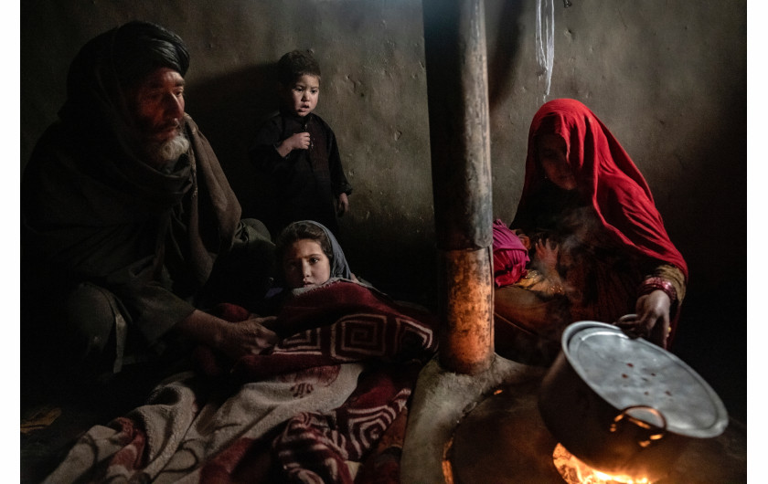 fot. Ebrahim Noroozi, Afghanistan on the Edge Associated Press, najlepszy reportaż z regionu Azji / World Press Photo 2024Od czasu przejęcia władzy w Afganistanie przez talibów w sierpniu 2021 r. i wycofania pomocy zagranicznej, gospodarka kraju znalazła się na skraju upadku. Czteroletnia susza i dwa poważne trzęsienia ziemi tylko zaostrzyły kryzys. ONZ szacuje, że 97% Afgańczyków żyje poniżej granicy ubóstwa; usługi socjalne prawie nie istnieją, a liczba przesiedleńców - bezdomnych w wyniku konfliktu lub deportowanych z sąsiednich krajów - przekroczyła sześć milionów.  Jury uznało, że ta mocna, skoncentrowana na człowieku historia pokazuje, w jaki sposób fotografowie mogą pokazać realia krzyżujących się kryzysów.