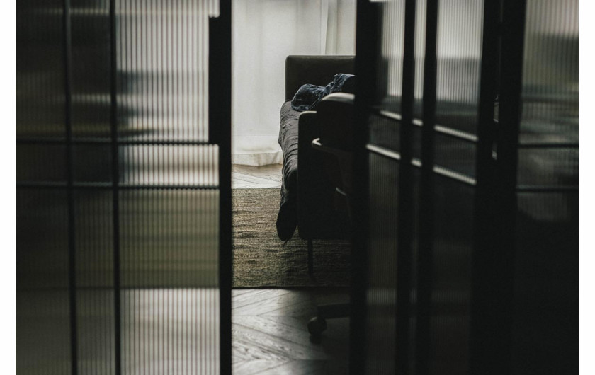 Fot. Katarzyna Ewa Żak, Fotoreportaż jest refleksją nad ulotnością obecności i narastającą nieobecnością. Światło, cień i fragmenty przestrzeni tworzą opowieść o cichym cierpieniu, stracie i tym, co znika – powoli, bez wyraźnej granicy, pozostawiając po sobie tylko ślad przeczucia.  1. nagroda w kat. People - Stories / Grand Press Photo 2025
