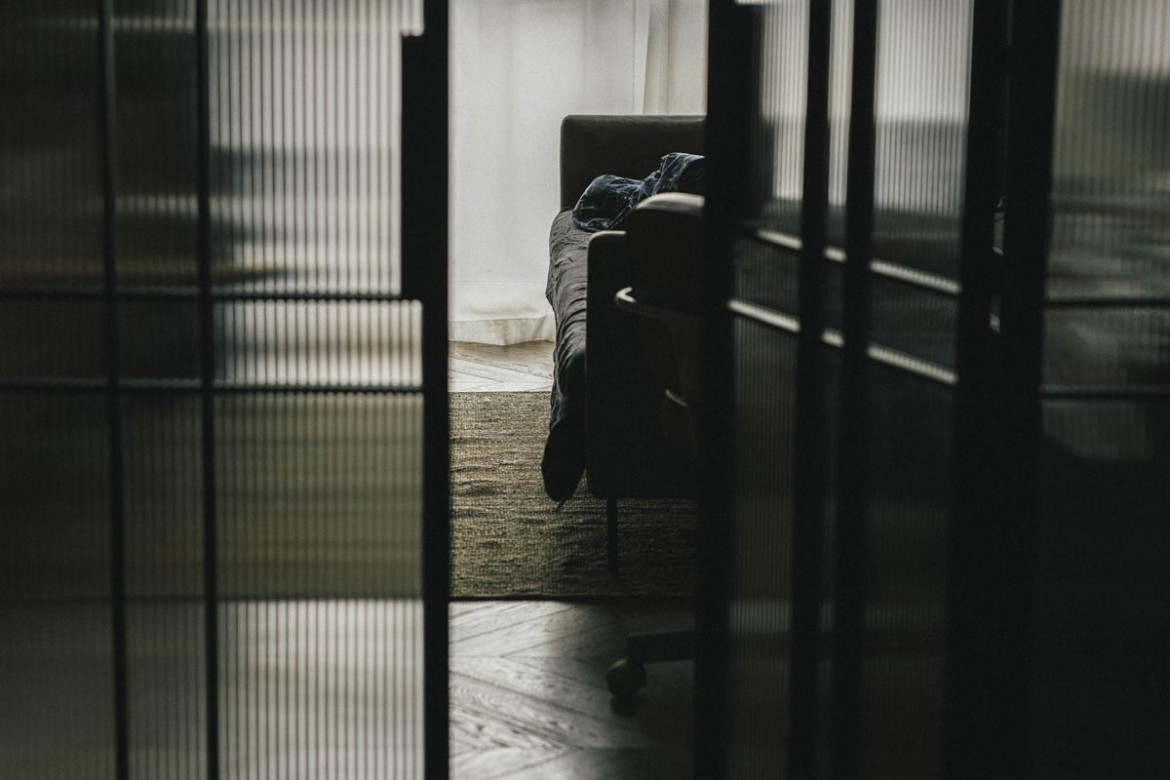 Fot. Katarzyna Ewa Żak, Fotoreportaż jest refleksją nad ulotnością obecności i narastającą nieobecnością. Światło, cień i fragmenty przestrzeni tworzą opowieść o cichym cierpieniu, stracie i tym, co znika – powoli, bez wyraźnej granicy, pozostawiając po sobie tylko ślad przeczucia. <br></br><br></br> 1. nagroda w kat. People - Stories / Grand Press Photo 2025