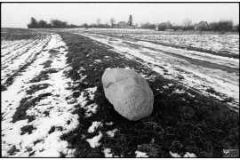fot. Stanisław Kulawiak, "Kamień polny" z cyklu "Pejzaże prawie symetryczne", Ostrzeszów 1978