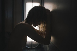 Fot. Katarzyna Ewa Żak, Fotoreportaż jest refleksją nad ulotnością obecności i narastającą nieobecnością. Światło, cień i fragmenty przestrzeni tworzą opowieść o cichym cierpieniu, stracie i tym, co znika – powoli, bez wyraźnej granicy, pozostawiając po sobie tylko ślad przeczucia. <br></br><br></br> 1. nagroda w kat. People - Stories / Grand Press Photo 2025
