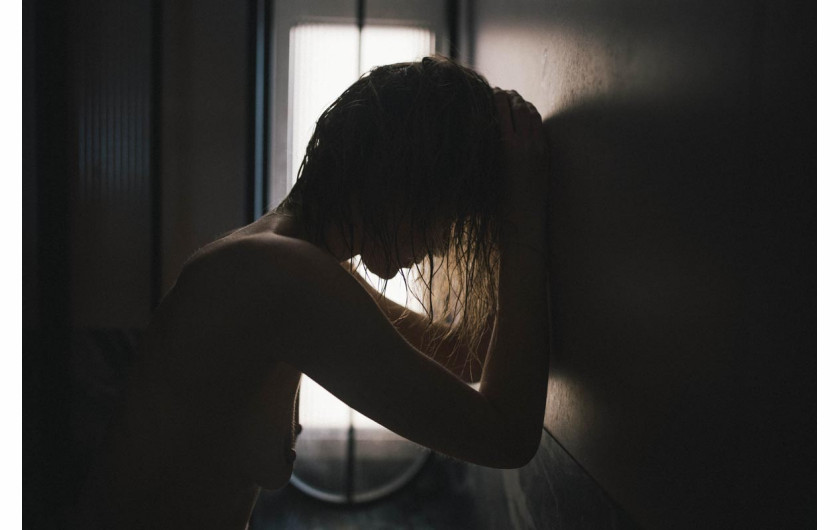 Fot. Katarzyna Ewa Żak, Fotoreportaż jest refleksją nad ulotnością obecności i narastającą nieobecnością. Światło, cień i fragmenty przestrzeni tworzą opowieść o cichym cierpieniu, stracie i tym, co znika – powoli, bez wyraźnej granicy, pozostawiając po sobie tylko ślad przeczucia.  1. nagroda w kat. People - Stories / Grand Press Photo 2025
