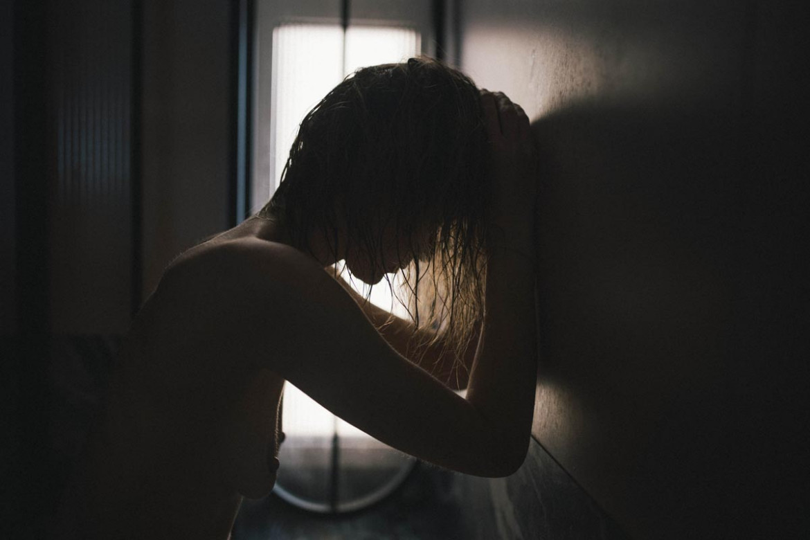 Fot. Katarzyna Ewa Żak, Fotoreportaż jest refleksją nad ulotnością obecności i narastającą nieobecnością. Światło, cień i fragmenty przestrzeni tworzą opowieść o cichym cierpieniu, stracie i tym, co znika – powoli, bez wyraźnej granicy, pozostawiając po sobie tylko ślad przeczucia. <br></br><br></br> 1. nagroda w kat. People - Stories / Grand Press Photo 2025