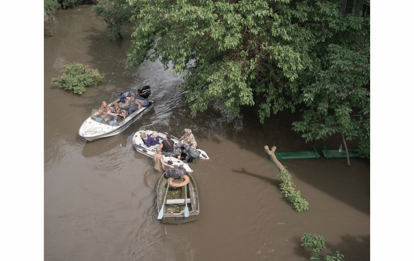 fot. Johanna Maria Fritz, Kakhovka Dam: Flood in a War Zone, Die Zeit, najlepszy reportaż z regionu Europy / World Press Photo 20246 czerwca 2023 r. eksplozje uszkodziły ścianę kontrolowanej przez Rosję zapory Kachowka w południowo-wschodniej Ukrainie, powodując rozległe powodzie w Chersoniu. Według doniesień międzynarodowych mediów, wyrwa w tamie całkowicie zalała około 17 500 domów zarówno na zachodnim brzegu kontrolowanym przez Ukrainę, jak i na wschodnim brzegu rzeki kontrolowanym przez Rosję, zabijając setki ludzi. Ukraina przeprowadziła następnie dochodzenie w sprawie zniszczeń i rozpoczęła proces przeciwko Rosji przed Międzynarodowym Trybunałem Karnym.