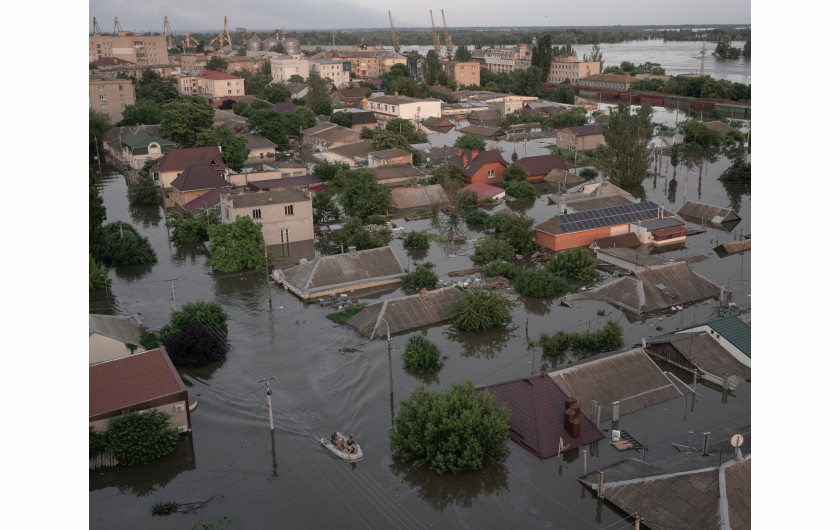 fot. Johanna Maria Fritz, Kakhovka Dam: Flood in a War Zone, Die Zeit, najlepszy reportaż z regionu Europy / World Press Photo 20246 czerwca 2023 r. eksplozje uszkodziły ścianę kontrolowanej przez Rosję zapory Kachowka w południowo-wschodniej Ukrainie, powodując rozległe powodzie w Chersoniu. Według doniesień międzynarodowych mediów, wyrwa w tamie całkowicie zalała około 17 500 domów zarówno na zachodnim brzegu kontrolowanym przez Ukrainę, jak i na wschodnim brzegu rzeki kontrolowanym przez Rosję, zabijając setki ludzi. Ukraina przeprowadziła następnie dochodzenie w sprawie zniszczeń i rozpoczęła proces przeciwko Rosji przed Międzynarodowym Trybunałem Karnym.