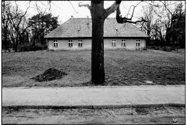 fot. Stanisław Kulawiak, "Dworek" z cyklu "Pejzaże prawie symetryczne", Grabów nad Prosną 1977