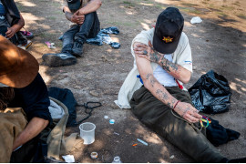 Fot. Marcin Górzyński, Fentanyl – opioid 50 razy silniejszy od heroiny, łatwo uzależnia i niesie wysokie ryzyko przedawkowania. Tylko w 2023 roku w USA zmarło przez niego ponad 70 tys. osób, w tym wielu bezdomnych.<br></br><br></br>2 nagroda w kat. People Stories / Grand Press Photo 2025