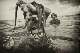 Dawid Kaszlikowski, dla "National Geographic Traveler". Społeczność Badjao żyje na morzu - na łodziach lub w domkach na palach - między Filipinami a Borneo. Badjao to "zagrożony gatunek ludzki" - bez praw, państwowości i własnej ziemi.