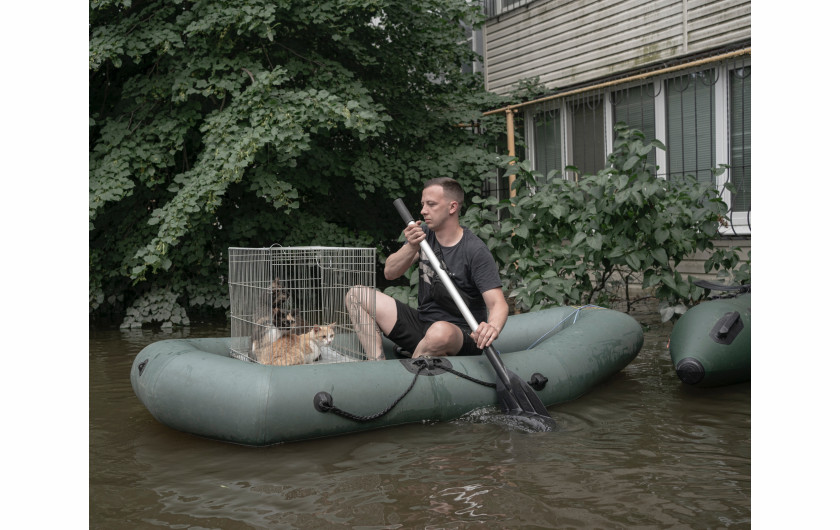 fot. Johanna Maria Fritz, Kakhovka Dam: Flood in a War Zone, Die Zeit, najlepszy reportaż z regionu Europy / World Press Photo 20246 czerwca 2023 r. eksplozje uszkodziły ścianę kontrolowanej przez Rosję zapory Kachowka w południowo-wschodniej Ukrainie, powodując rozległe powodzie w Chersoniu. Według doniesień międzynarodowych mediów, wyrwa w tamie całkowicie zalała około 17 500 domów zarówno na zachodnim brzegu kontrolowanym przez Ukrainę, jak i na wschodnim brzegu rzeki kontrolowanym przez Rosję, zabijając setki ludzi. Ukraina przeprowadziła następnie dochodzenie w sprawie zniszczeń i rozpoczęła proces przeciwko Rosji przed Międzynarodowym Trybunałem Karnym.