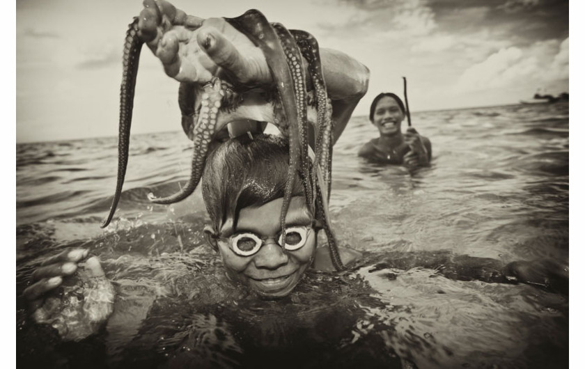 Dawid Kaszlikowski, dla National Geographic Traveler. Społeczność Badjao żyje na morzu - na łodziach lub w domkach na palach - między Filipinami a Borneo. Badjao to zagrożony gatunek ludzki - bez praw, państwowości i własnej ziemi.