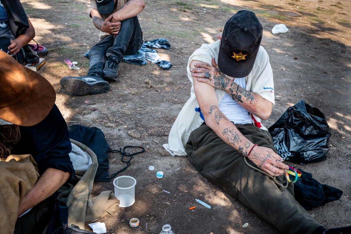 Fot. Marcin Górzyński, Fentanyl – opioid 50 razy silniejszy od heroiny, łatwo uzależnia i niesie wysokie ryzyko przedawkowania. Tylko w 2023 roku w USA zmarło przez niego ponad 70 tys. osób, w tym wielu bezdomnych.<br></br><br></br>2 nagroda w kat. People Stories / Grand Press Photo 2025