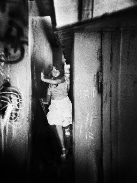 Fot. Piotr Zbierski, z projektu „Solid Maze of All That’s Left Untold” / International Photography Awards 2025