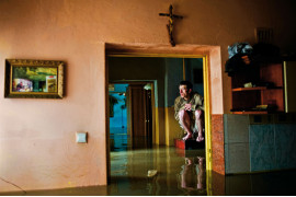 Piotr Król, Polska Agencja Fotografów Forum. Brzeg na Opolszczyźnie. W czasie powodzi niektóre dzielnice zostały doszczętnie zalane. Mieszkaniec miasta w swoim zniszczonym przez powódź domu. 22 maja 2010