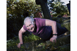 fot. Piotr Karpiński, "Man Excercising Between Graves"