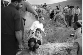 "Zdjęcie roku", fot. Eric Grigorian, Armenia/Iran. Chłopiec opłakuje śmierć ojca w trzęsieniu ziemi przy jego grobie. Qazvin Province, Iran, 23 czerwca.