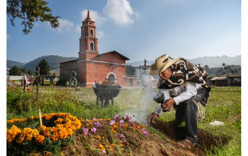 fot. Jaime Rojo, Saving the Monarchs, National Geographic, najlepszy reportaż z regionu Ameryki Północnej i Centralnej / World Press Photo 2024Ludzie w Kanadzie, Stanach Zjednoczonych i Meksyku łączą siły, aby odwrócić ponad 80% spadek populacji motyli wędrownych od połowy lat 90. Przyczyny wymierania obejmują utratę siedlisk lęgowych, zniknięcie mleczu (jedynej diety gąsienic) z powodu rozwoju rolnictwa przemysłowego wzdłuż ich długiej trasy migracyjnej, a ostatnio także zmiany klimatyczne. Ta piękna i mocna historia - symbol jedności w spolaryzowanych czasach - pokazuje, że nadal możemy rozwiązywać problemy dotyczące zmian środowiskowych i ochrony przyrody.