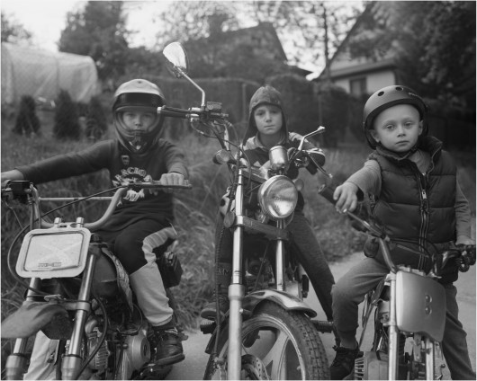 Fot. Yehor Lemzyakoff, z projektu Misplaced Childhood / International Photography Awards 2025