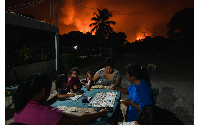 fot. Adriana Loureiro Fernandez, Red Skies, Green Waters, New York Times, najlepszy reportaż z regionu Ameryki Południowej / World Press Photo 2024Na przełomie XIX i XX wieku bogata w ropę naftową Wenezuela była zamożna, ale jej majątek skurczył się w wyniku gwałtownego spadku cen ropy, złego zarządzania , sankcji i niestabilności politycznej. Wycieki ropy z przestarzałej infrastruktury i metan wytwarzany w procesie rafinacji niszczą środowisko. Jednocześnie prawie 82% Wenezuelczyków żyje w ubóstwie. Ta historia w wymowny sposób przedstawia szkodliwy wpływ przemysłu zarówno na środowisko, jak i na tkankę społeczną Wenezueli.