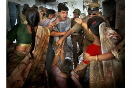 &#8220;Wydarzenia ogólne&#8221; 3. nagroda za reportaż, fot. Ami Vitale, USA, Getty Images. Zamieszki w Gujarat, Indie.