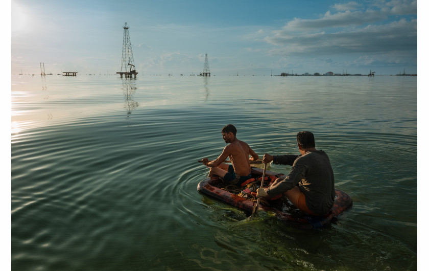 fot. Adriana Loureiro Fernandez, Red Skies, Green Waters, New York Times, najlepszy reportaż z regionu Ameryki Południowej / World Press Photo 2024Na przełomie XIX i XX wieku bogata w ropę naftową Wenezuela była zamożna, ale jej majątek skurczył się w wyniku gwałtownego spadku cen ropy, złego zarządzania , sankcji i niestabilności politycznej. Wycieki ropy z przestarzałej infrastruktury i metan wytwarzany w procesie rafinacji niszczą środowisko. Jednocześnie prawie 82% Wenezuelczyków żyje w ubóstwie. Ta historia w wymowny sposób przedstawia szkodliwy wpływ przemysłu zarówno na środowisko, jak i na tkankę społeczną Wenezueli.