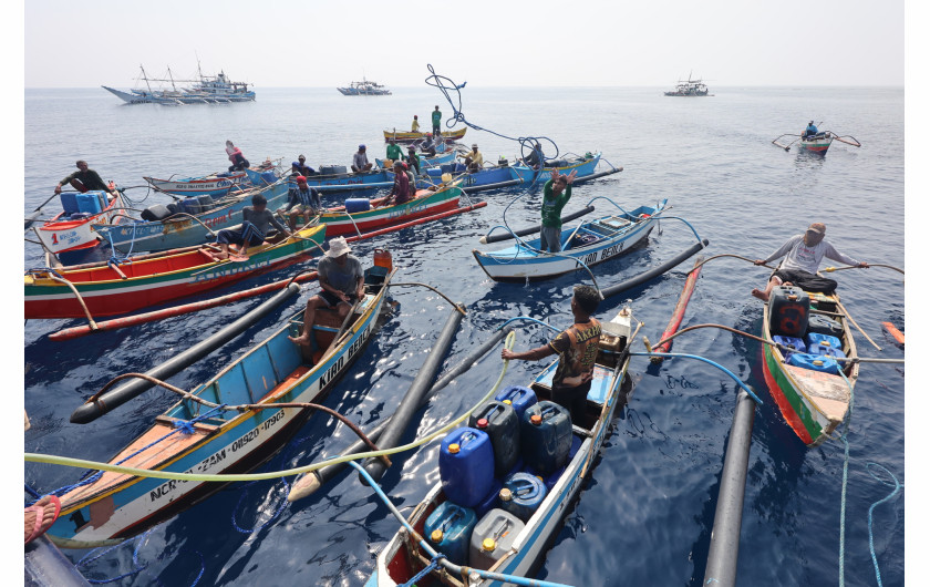 fot. Michael Varcas, Battle for Sovereignty The Philippine Star, najlepszy reportaż z regionu Azji Południowo-wschodniej i Oceanii / World Press Photo 2024Chiny wzmacniają swoje roszczenia na Morzu Południowochińskim poprzez budowę nowych wysp i patrole morskie, budząc obawy, że region ten staje się punktem zapalnym o poważnych konsekwencjach dla całego globu. Przez te wody przepływa ponad 30% światowej żeglugi i około połowa wszystkich kutrów rybackich. Chińska marynarka okupuje m.in. Scarborough Shoal, część wyłącznej strefy ekonomicznej Filipin (EEZ), blokując filipińskim rybakom dostęp do naturalnych łowisk. Rząd Filipin dostarcza żywność i olej do łodzi rybackich na morzu, wydłużając w ten sposób czas połowów i dochodząc swoich praw.