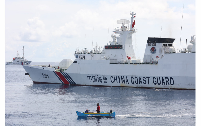 fot. Michael Varcas, Battle for Sovereignty The Philippine Star, najlepszy reportaż z regionu Azji Południowo-wschodniej i Oceanii / World Press Photo 2024Chiny wzmacniają swoje roszczenia na Morzu Południowochińskim poprzez budowę nowych wysp i patrole morskie, budząc obawy, że region ten staje się punktem zapalnym o poważnych konsekwencjach dla całego globu. Przez te wody przepływa ponad 30% światowej żeglugi i około połowa wszystkich kutrów rybackich. Chińska marynarka okupuje m.in. Scarborough Shoal, część wyłącznej strefy ekonomicznej Filipin (EEZ), blokując filipińskim rybakom dostęp do naturalnych łowisk. Rząd Filipin dostarcza żywność i olej do łodzi rybackich na morzu, wydłużając w ten sposób czas połowów i dochodząc swoich praw.