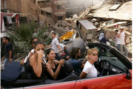 Zdjęcie roku 2006, Spencer Platt, USA, Getty Images, Młodzi Libańczycy przejeżdżają przez zniszczoną południową część Bejrutu, 15 sierpnia