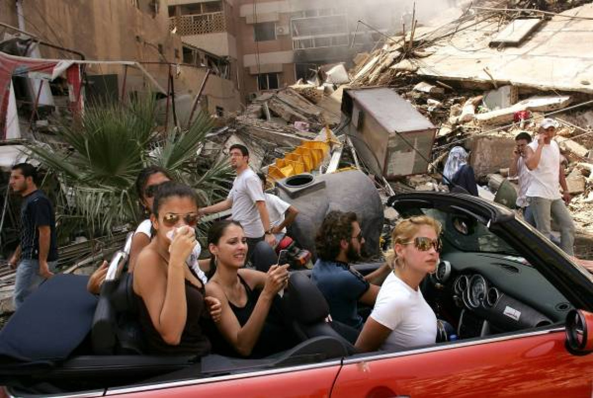 Zdjęcie roku 2006, Spencer Platt, USA, Getty Images, Młodzi Libańczycy przejeżdżają przez zniszczoną południową część Bejrutu, 15 sierpnia