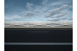 Fot. Tomasz Zgadzaj, Reportaż ukazuje autostradę jako odhumanizowaną przestrzeń podporządkowaną pędowi nowoczesności – odciętą od przyrody i ludzi, w której wszystko, co żywe i nieprzystosowane, staje się tymczasowe i zbędne.<br></br><br></br>2. nagroda w kat. Climate, Responsibility - Stories / Grand Press Photo 2025