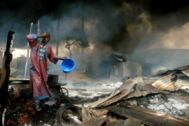 1. nagroda w kategorii Wydarzenia (zdjęcie pojedyncze), Akintunde Akinleye, Nigeria, Reuters, Mężczyzna zmywa z twarzy sadzę po eksplozji rurociągu, Lagos, Nigeria, 26 grudnia