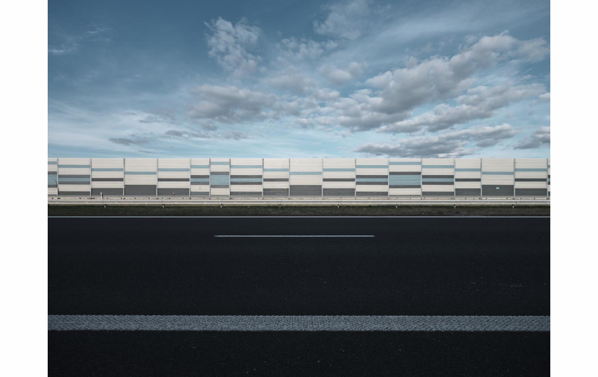 Fot. Tomasz Zgadzaj, Reportaż ukazuje autostradę jako odhumanizowaną przestrzeń podporządkowaną pędowi nowoczesności – odciętą od przyrody i ludzi, w której wszystko, co żywe i nieprzystosowane, staje się tymczasowe i zbędne.2. nagroda w kat. Climate, Responsibility - Stories / Grand Press Photo 2025