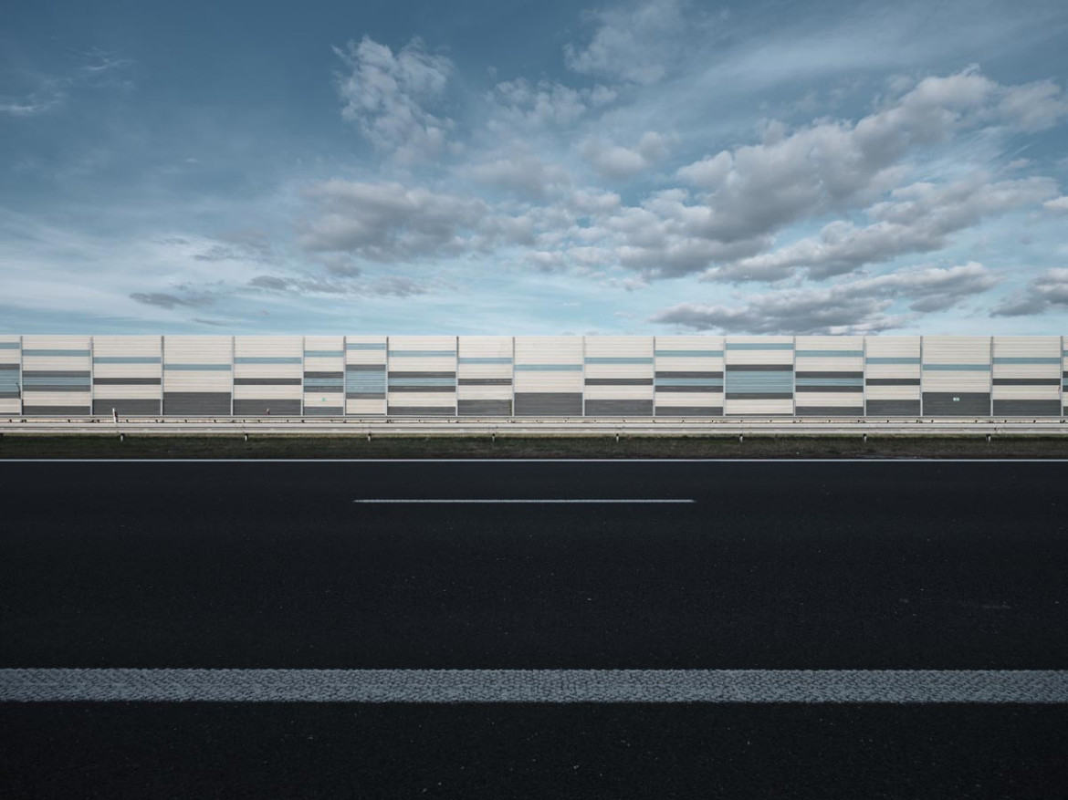 Fot. Tomasz Zgadzaj, Reportaż ukazuje autostradę jako odhumanizowaną przestrzeń podporządkowaną pędowi nowoczesności – odciętą od przyrody i ludzi, w której wszystko, co żywe i nieprzystosowane, staje się tymczasowe i zbędne.<br></br><br></br>2. nagroda w kat. Climate, Responsibility - Stories / Grand Press Photo 2025