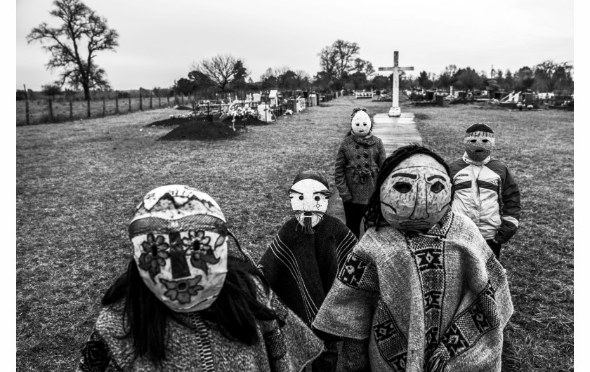 fot. Pablo E. Piovano, Mapuche: The Return of the Ancient Voices, National Geographic, najlepszy projekt długoterminowy w regionie Ameryki Południowej / World Press Photo 2024Społeczności Mapuche to rdzenni mieszkańcy terytoriów, które obecnie należą do Argentyny i Chile. Znaczna część ziemi ich przodków jest obecnie wykorzystywana komercyjnie - pod górnictwo, leśnictwo, projekty hydroelektryczne czy szczelinowanie. Pomimo nowych przepisów, pozornie wspierających prawa Mapuche, dyskryminacja wywodzących się z tej społecznośc aktywistów nie ustaje. Dla wielu Mapuczów nie jest to wyłącznie spór terytorialny: ziemia jest częścią ich kulturowej i duchowej tożsamości. Komercyjna degradacja środowiska narusza zarówno pamięć o przeszłości, jak i równowagę między naturą a ludzkim zdrowiem. Jury doceniło głębszy wgląd tej historii w światopogląd rdzennych mieszkańców w ramach ich walki z rządami i przemysłem wydobywczym.