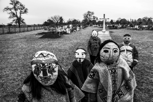 fot. Pablo E. Piovano, Mapuche: The Return of the Ancient Voices, National Geographic, najlepszy projekt długoterminowy w regionie Ameryki Południowej / World Press Photo 2024Społeczności Mapuche to rdzenni mieszkańcy terytoriów, które obecnie należą do Argentyny i Chile. Znaczna część ziemi ich przodków jest obecnie wykorzystywana komercyjnie - pod górnictwo, leśnictwo, projekty hydroelektryczne czy szczelinowanie. Pomimo nowych przepisów, pozornie wspierających prawa Mapuche, dyskryminacja wywodzących się z tej społecznośc aktywistów nie ustaje. Dla wielu Mapuczów nie jest to wyłącznie spór terytorialny: ziemia jest częścią ich kulturowej i duchowej tożsamości. Komercyjna degradacja środowiska narusza zarówno pamięć o przeszłości, jak i równowagę między naturą a ludzkim zdrowiem. Jury doceniło głębszy wgląd tej historii w światopogląd rdzennych mieszkańców w ramach ich walki z rządami i przemysłem wydobywczym.