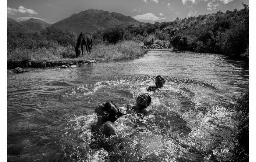 fot. Pablo E. Piovano, Mapuche: The Return of the Ancient Voices, National Geographic, najlepszy projekt długoterminowy w regionie Ameryki Południowej / World Press Photo 2024Społeczności Mapuche to rdzenni mieszkańcy terytoriów, które obecnie należą do Argentyny i Chile. Znaczna część ziemi ich przodków jest obecnie wykorzystywana komercyjnie - pod górnictwo, leśnictwo, projekty hydroelektryczne czy szczelinowanie. Pomimo nowych przepisów, pozornie wspierających prawa Mapuche, dyskryminacja wywodzących się z tej społecznośc aktywistów nie ustaje. Dla wielu Mapuczów nie jest to wyłącznie spór terytorialny: ziemia jest częścią ich kulturowej i duchowej tożsamości. Komercyjna degradacja środowiska narusza zarówno pamięć o przeszłości, jak i równowagę między naturą a ludzkim zdrowiem. Jury doceniło głębszy wgląd tej historii w światopogląd rdzennych mieszkańców w ramach ich walki z rządami i przemysłem wydobywczym.