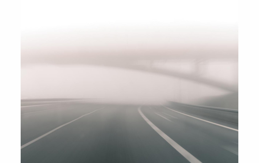 Fot. Tomasz Zgadzaj, Reportaż ukazuje autostradę jako odhumanizowaną przestrzeń podporządkowaną pędowi nowoczesności – odciętą od przyrody i ludzi, w której wszystko, co żywe i nieprzystosowane, staje się tymczasowe i zbędne.2. nagroda w kat. Climate, Responsibility - Stories / Grand Press Photo 2025